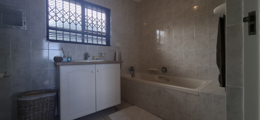 4 Bedroom Property for Sale in Blue Horizon Bay Eastern Cape